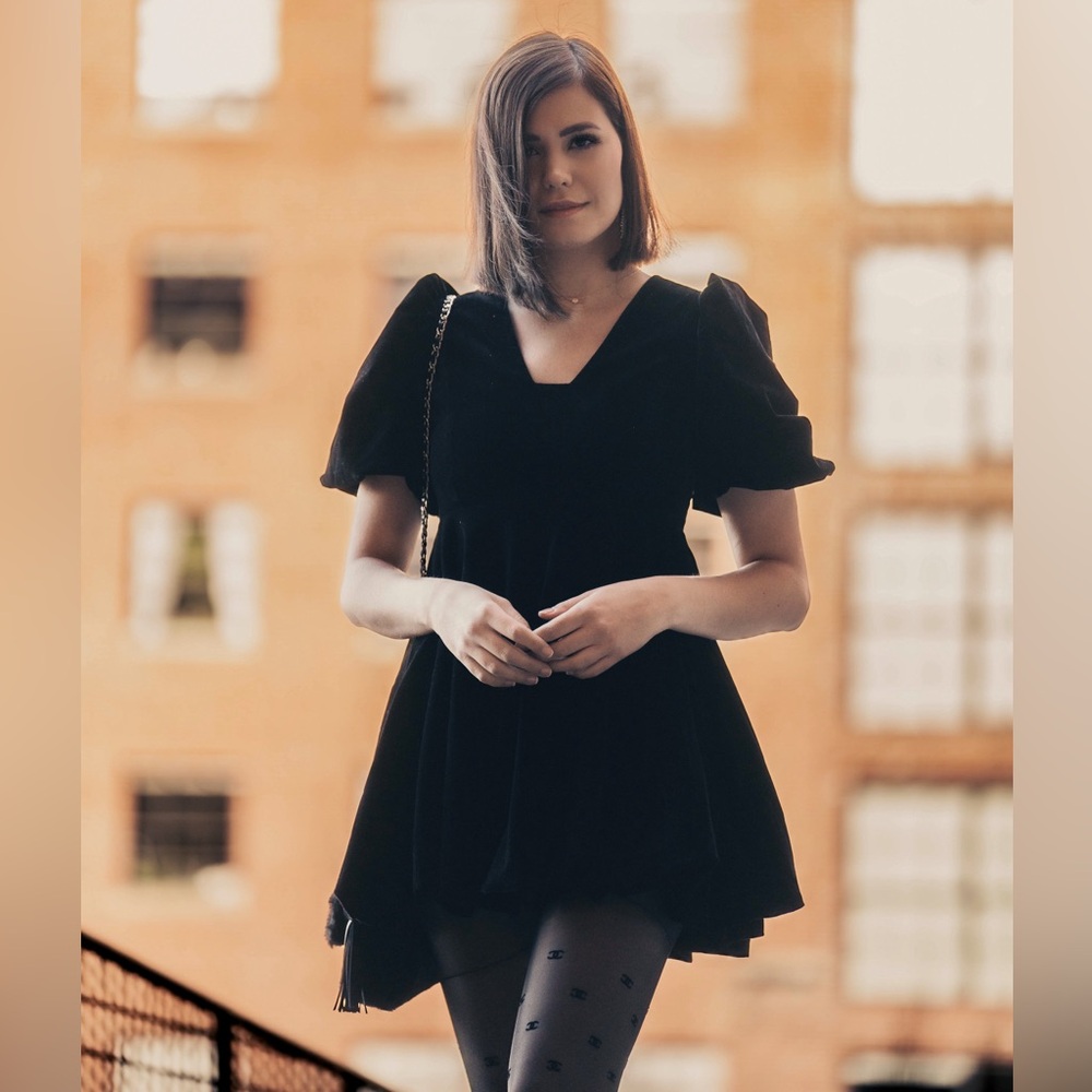 Black velvet dress. Small size. true to size. comfortable.